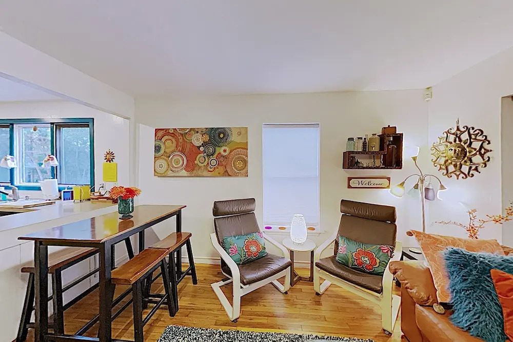 Hip 2BR Austin Bungalow by RedAwning