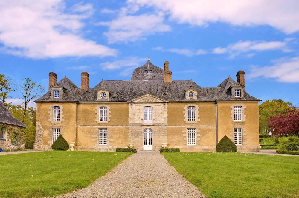 Mansion With 5 Bedrooms in Poligné, With Private Pool, Furnished Garde