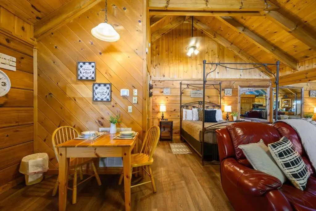 Cozy Studio Log Cabin in the heart of Pigeon Forge. Hot Tub. Honeymoon! Sleeps 2