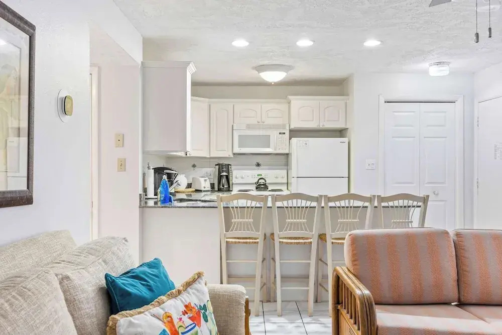 The Diplomat- 2 Bed Condo-3 Minute Walk to Beach!