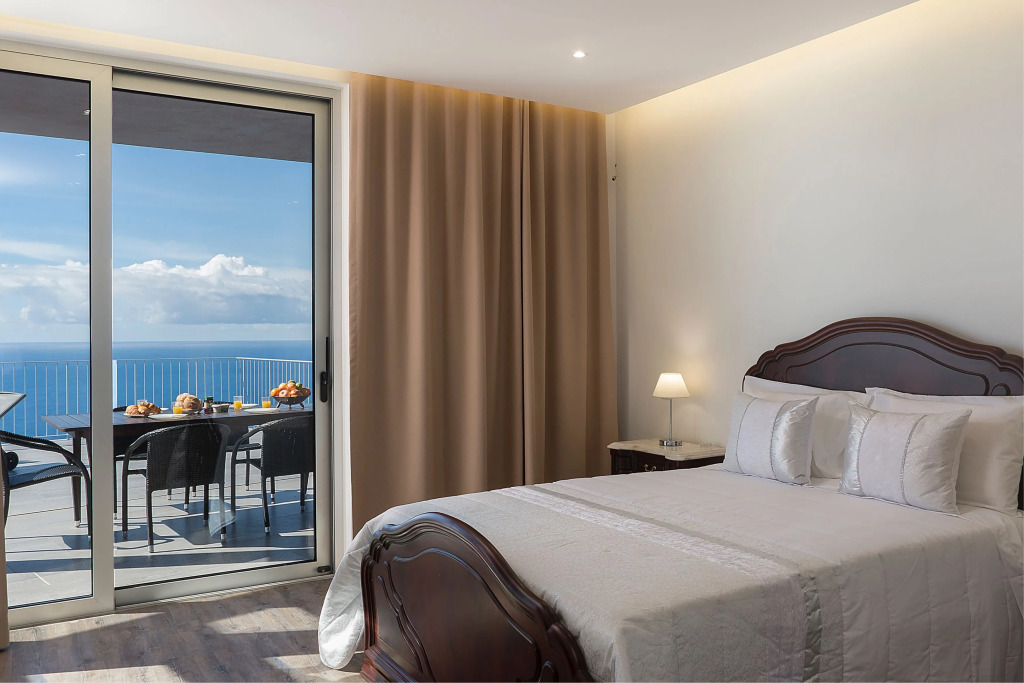 Modern cliff-top villa, panoramic sea-views, A/C, heated pool | Cliffscape
