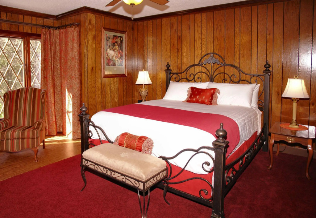 Tudor Inn Gatlinburg B&B