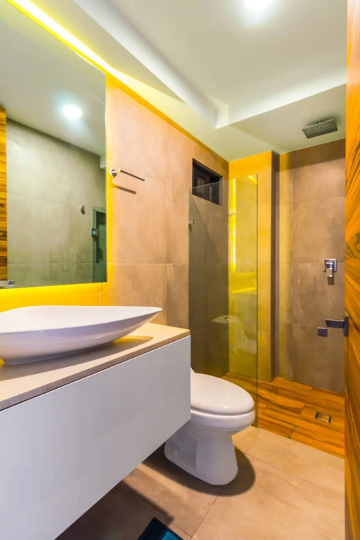 Large 2 BR Close to Beach AC Rooftop Pool