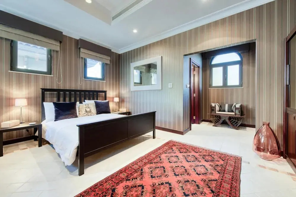 Glamourous Beachfront Villa on The Palm w Pool