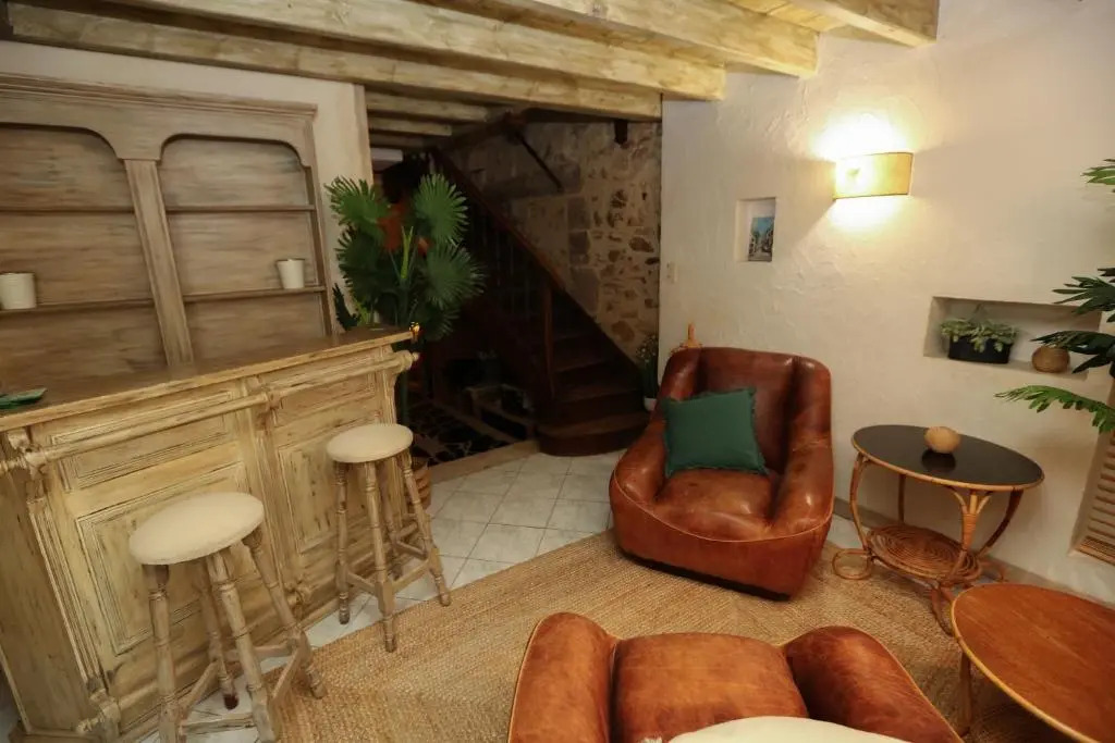 Maison atypique dans cité médiévale