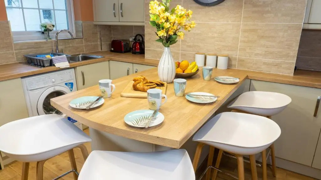Air Host and Stay - Daisy House - Large 3 bedroom sleeps 8 10 minutes from city centre