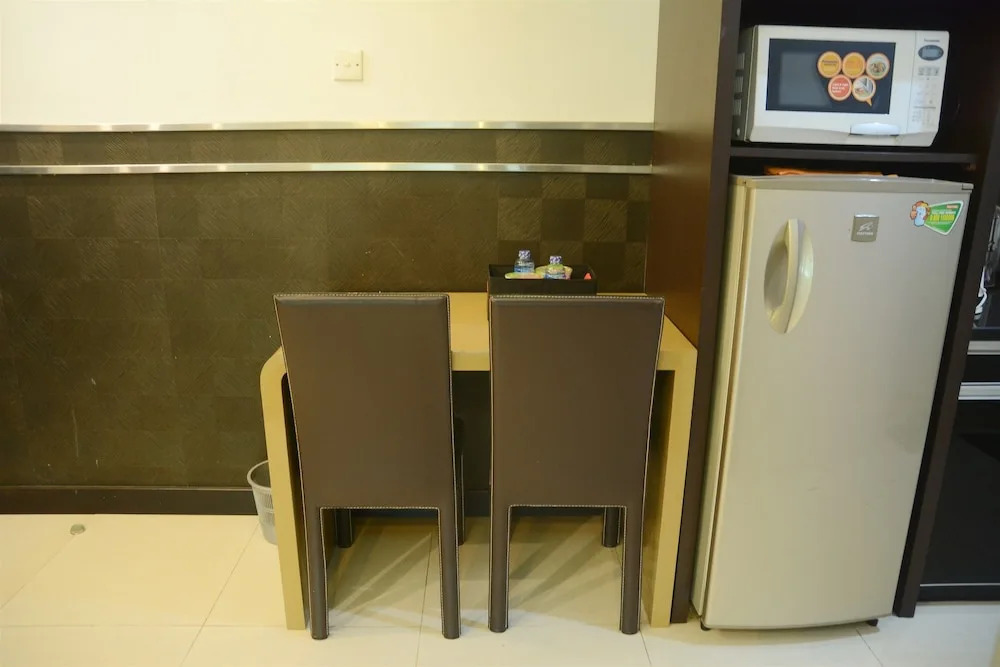 Near Shopping Center 1BR Cosmo Residence Apartmen