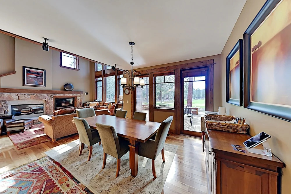 New Listing! All-suite Townhome W/ Deck & Hot Tub 3 Bedroom Townhouse