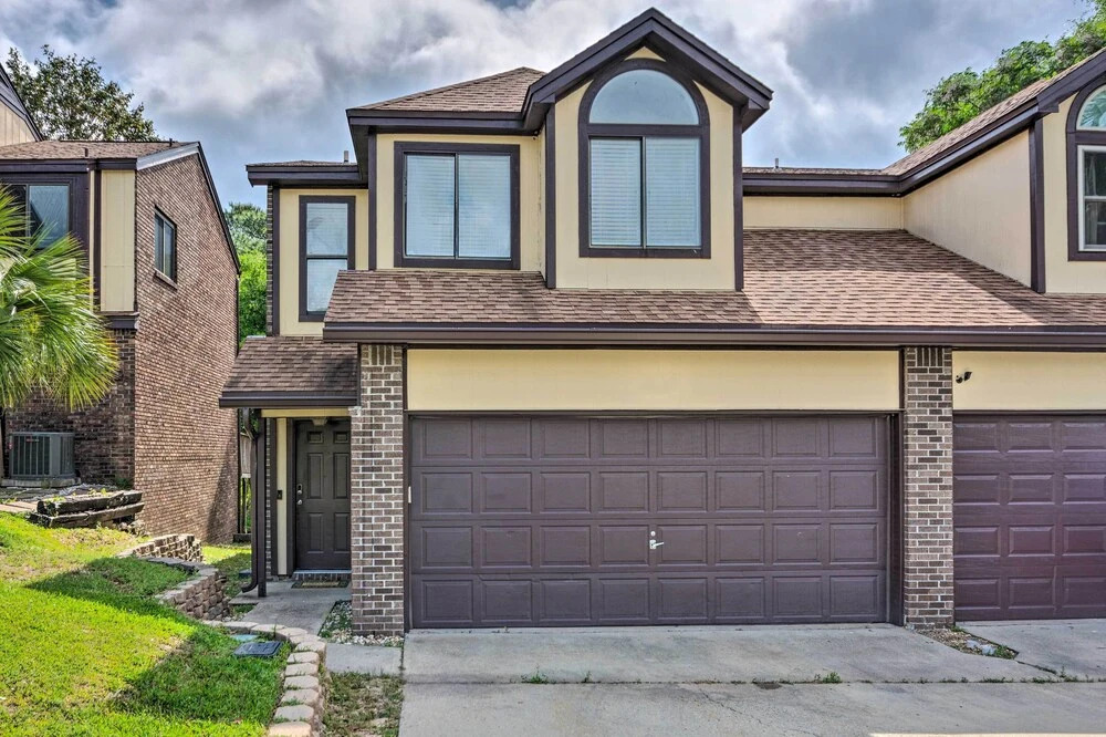 Updated Townhome w/ Deck ~ 12 Mi to Beaches!