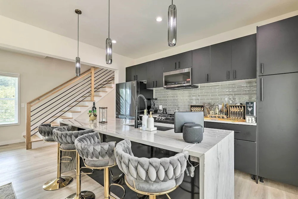 Luxury Smart Home 1 Mi to Mercedes-benz Stadium!