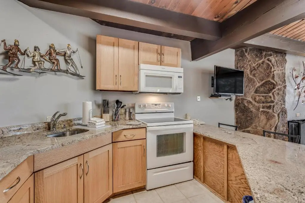 Laurelwood Condominiums Studio Deluxe Unit 115