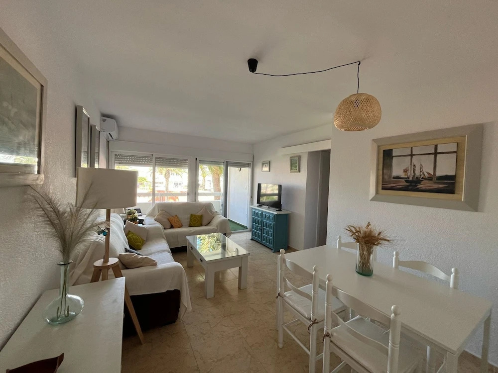 Lovely 2 Bedroom Apartment Near the Beach