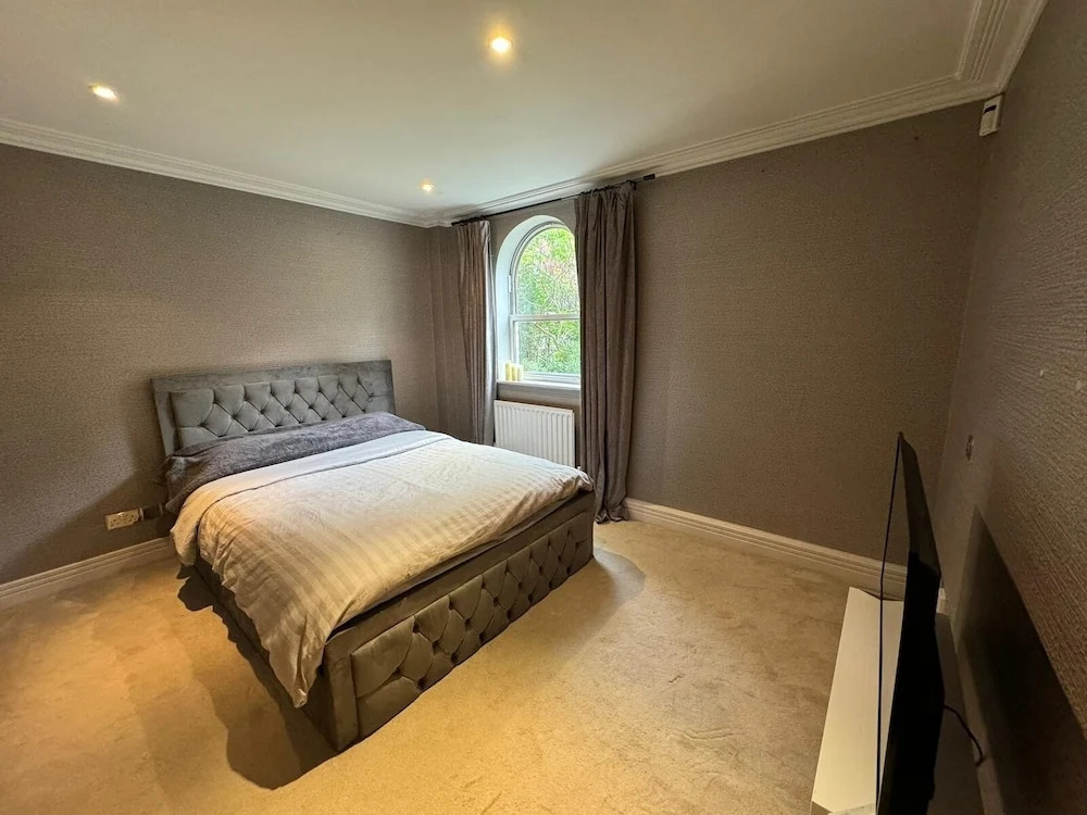 Luxury Apartment In London - Pool Spa & Gym