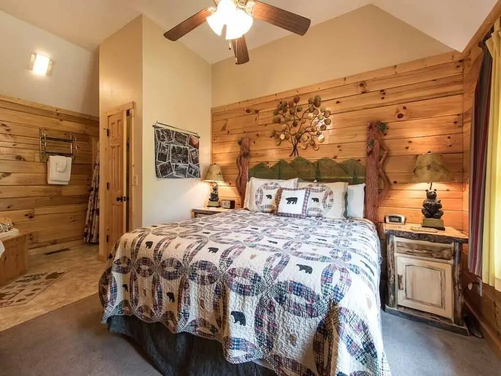 Artistic Mountain 2 Bedroom Home with Hot Tub