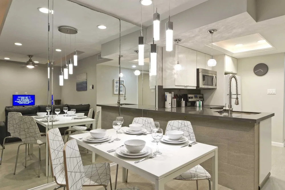 Aquarius Condominium 1001