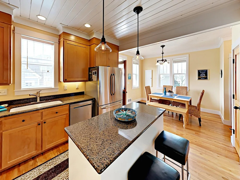 2751 SW Beach Ave Home 3 Bedrooms 2.5 Bathrooms Home