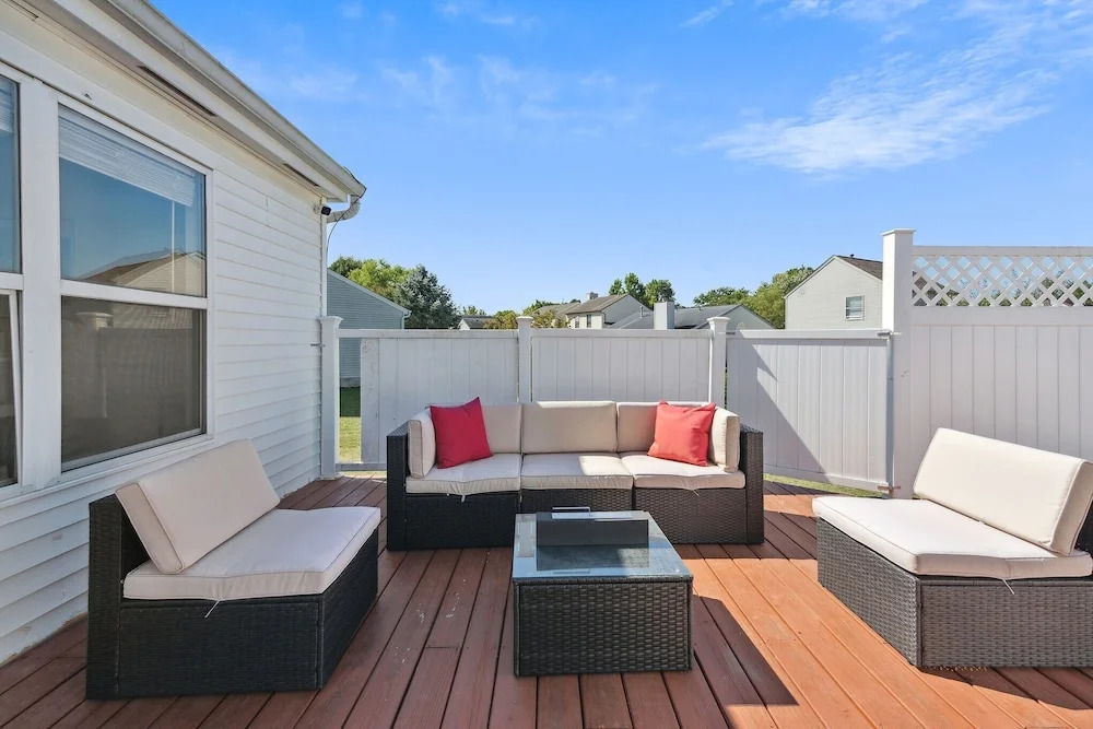 Tranquil Pet Friendly Retreat 3 Bedroom Residence by Estephanie Valdez