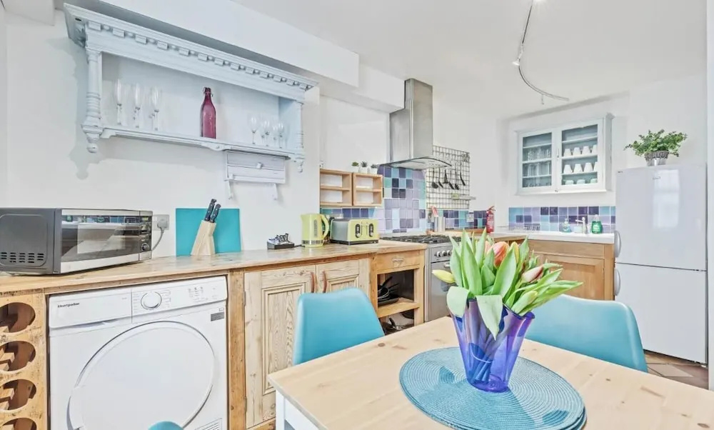 Pebble Mews House - Sleeps 6 to 8 Guests