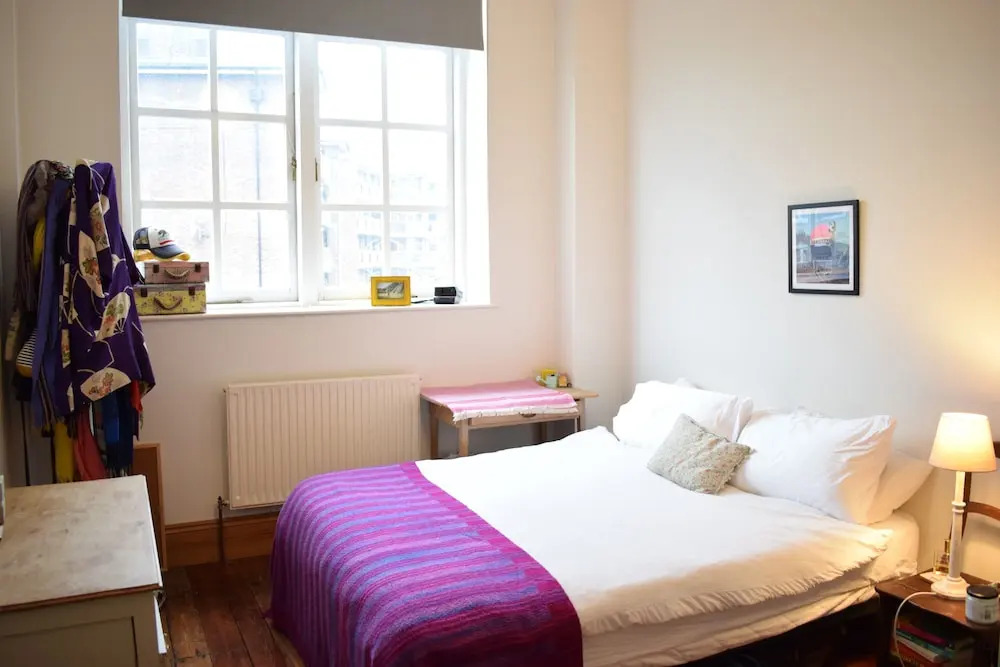 Bright 2 Bedroom Apartment With Canal Views
