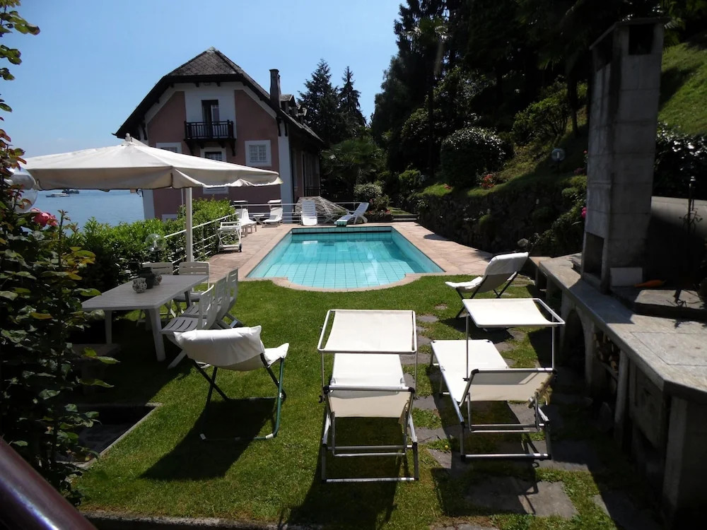 Villa with pool, facing the lake, in a unique location with beautiful views