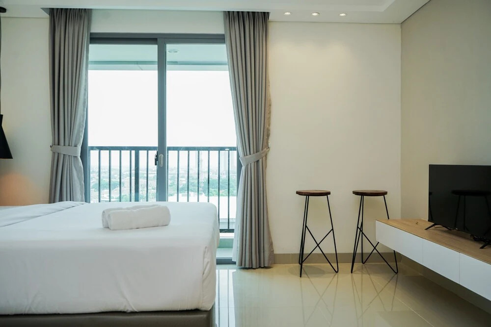 Comfy and Minimalist Studio at Embarcadero Bintaro Apartment By Travelio