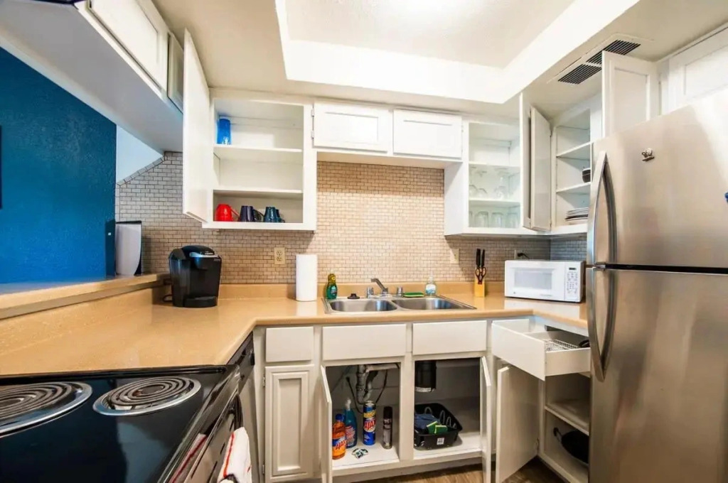 33 Avenida Pool View Studio new to market Avenida king bed ds