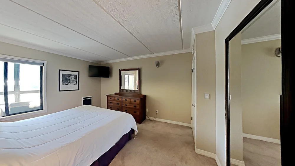 Spacious 3 Bed 3 Bath Condo with 3 Spas and Great View - Just Steps Away from Ski Adventure! by RedAwning