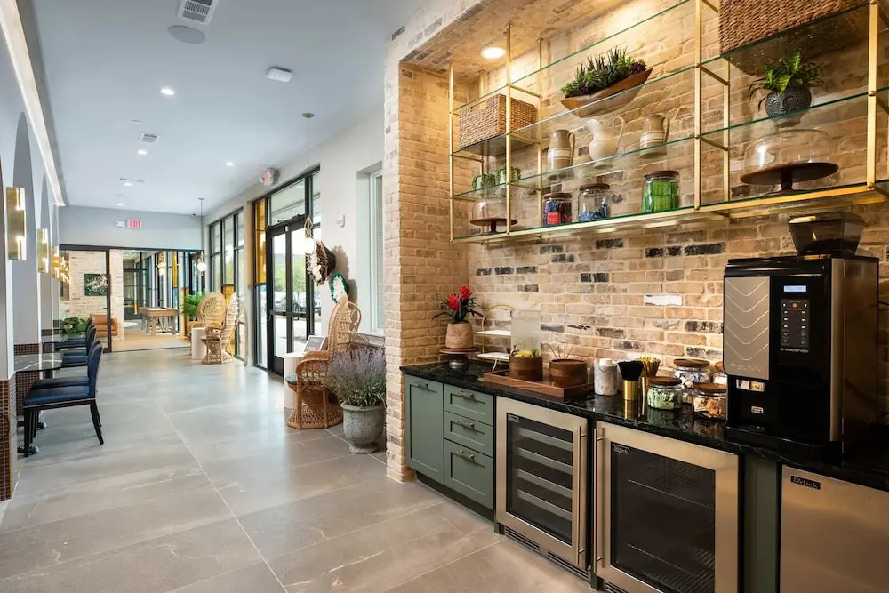 Landing Chic 1BD in Northside