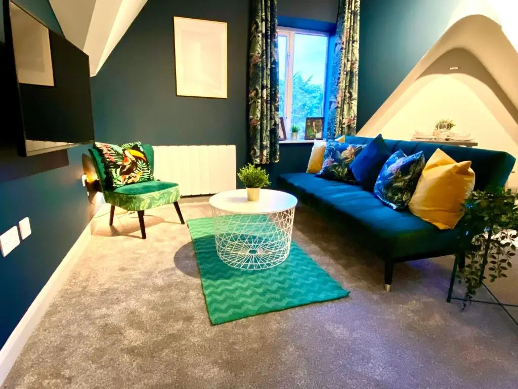 Beautiful Stylish 2 Bedroom Apartment! - 5 Minute Walk to the Best Beach! - Great Location - Parking - Netflix - Fast WiFi - Smart TV - Newly decorated - sleeps up to 6! Close to Bournemouth & Poole Town Centre & Sandbanks