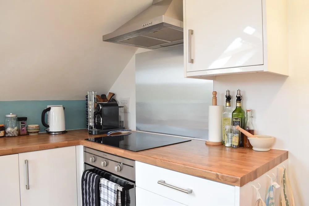 Modern 2 Bedroom Maisonette