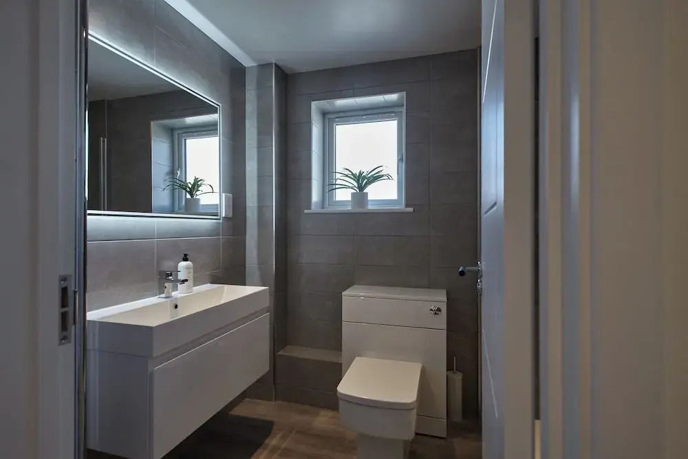 2022 Modern Home In Central Hayle With Parking