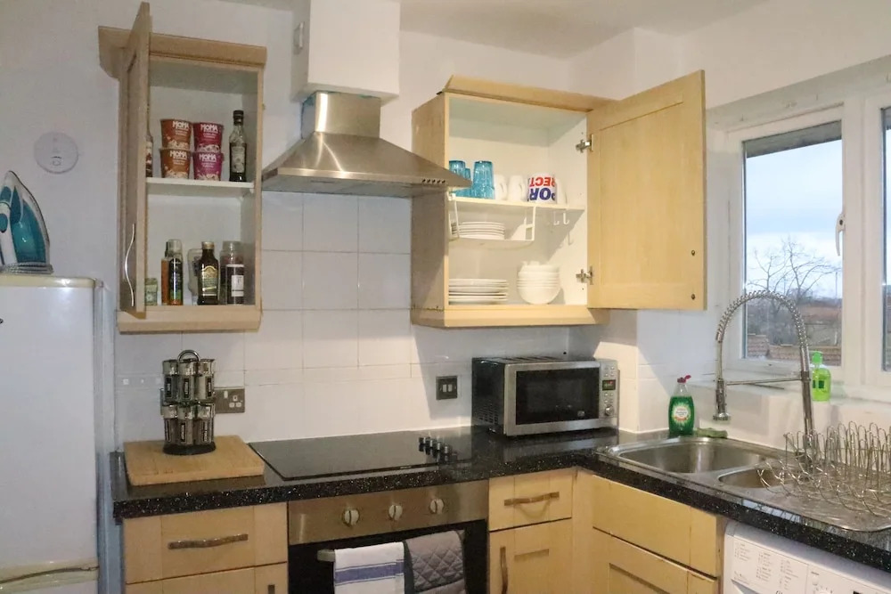 Skyline Haven Modern 2BR w/ Free Parking & 4kTV