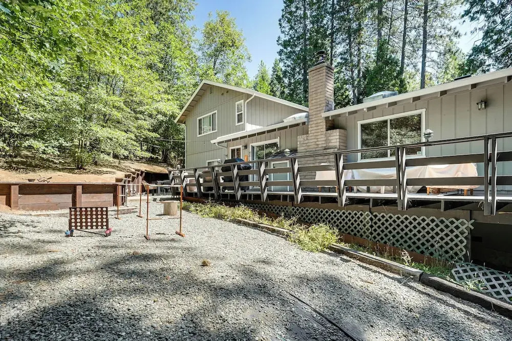 Arnold Family Cabin w/ Hot Tub, Arcade & Deck