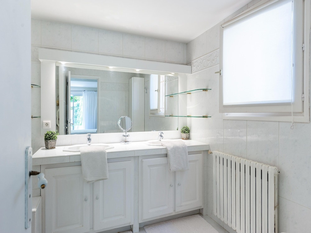 Elegant Villa in Les Mees With Garden