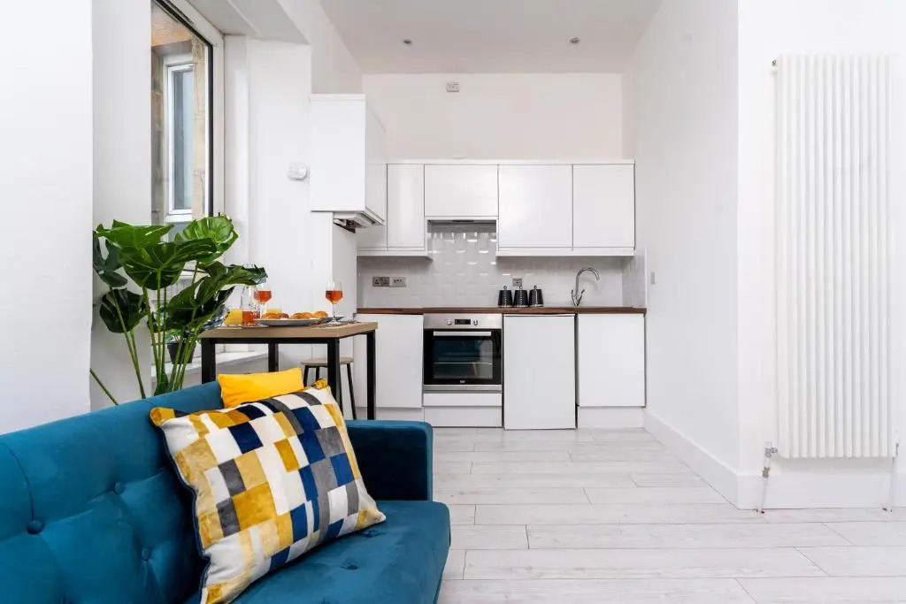 ULTRA LAVISH APARTMENT SLEEPS 4 GUEST COMFY, NETFLIX, 1 x Double Bed , 2 x Single Beds