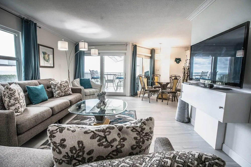 Enjoy Sunsets at Fully Equipped Condo at the Beach