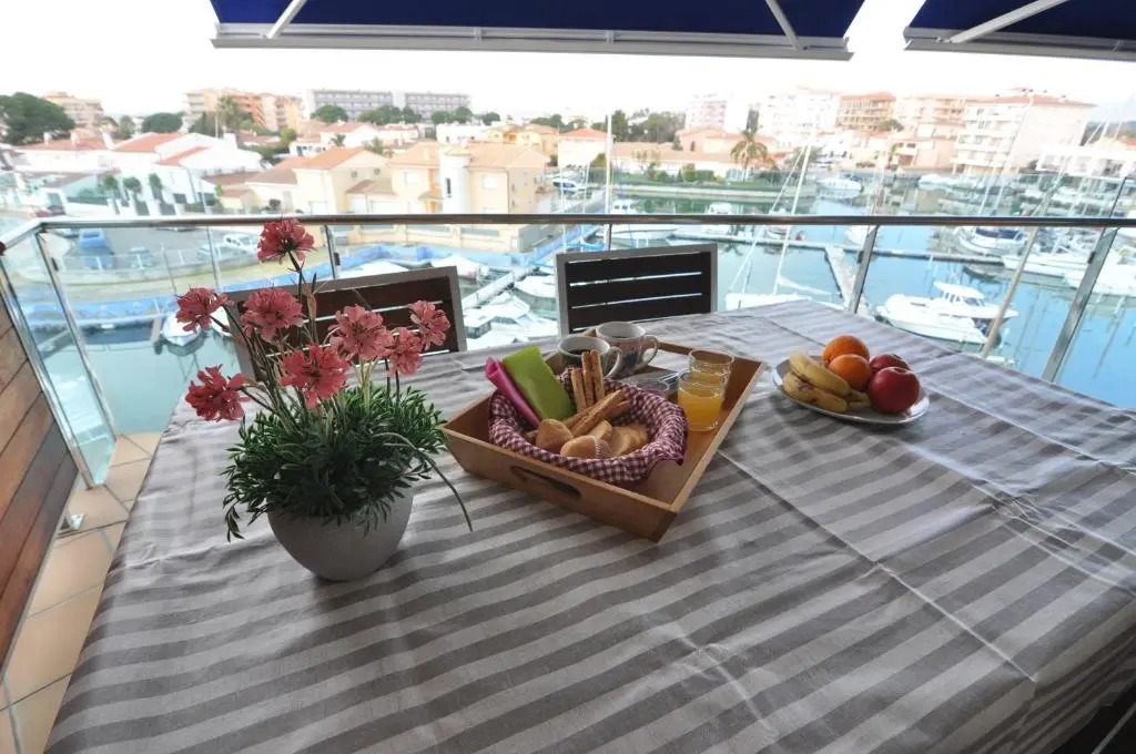 RNET - Apartments Roses Port Trebol
