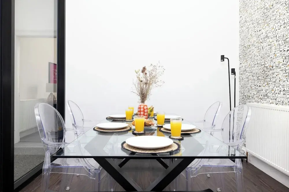 Delightful 3-bed Flat with Parking