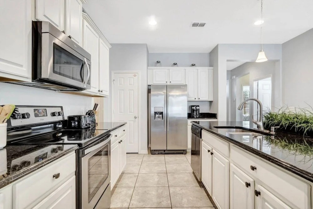 Upstair Loft Premium Home With Pool, Spa & Games! 5 Bedroom Condo