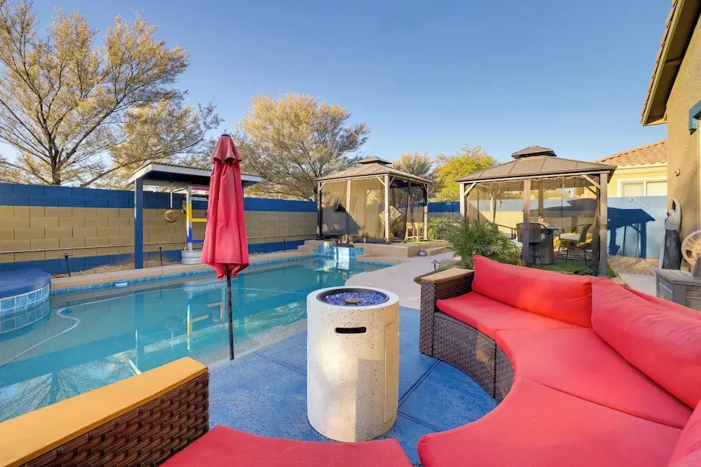Putting Green & Hot Tub: Goodyear Retreat!