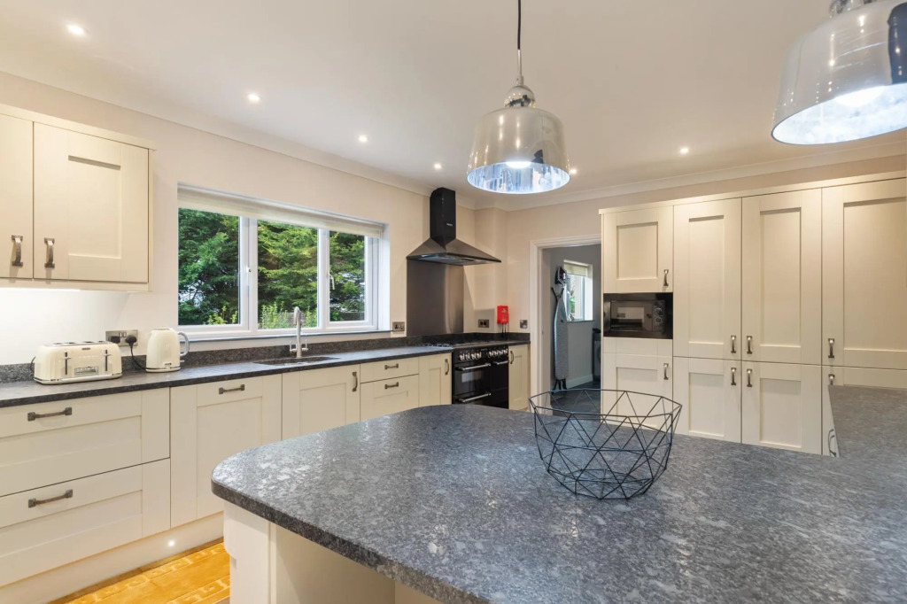 Maynor - Large Luxury House, Log Burner, Central Location