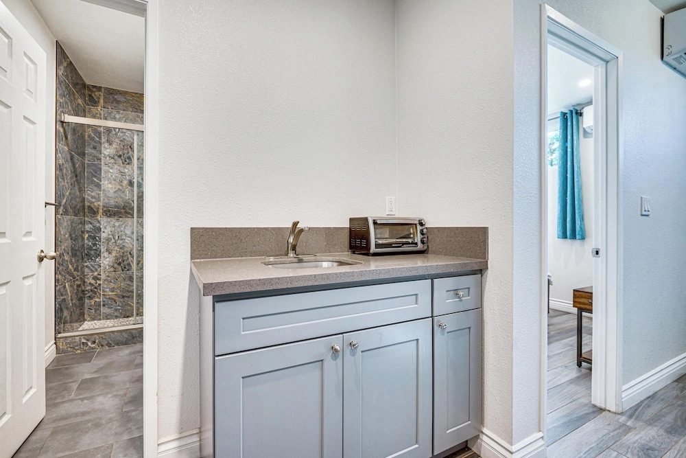 Explore Shops, Eats & Entertainment! Pasadena Apt