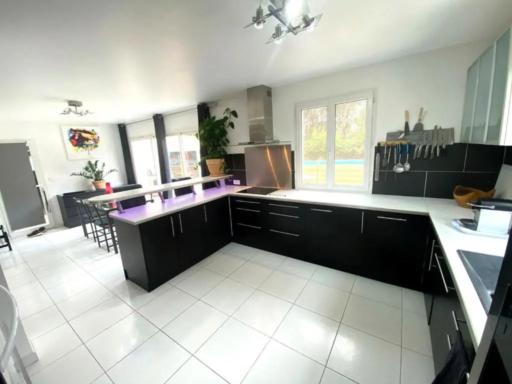 VILLA 6 PERSONNES /PISCINE/CAMPAGNE/TERRAIN DE PETANQUE/15 km BANDOL