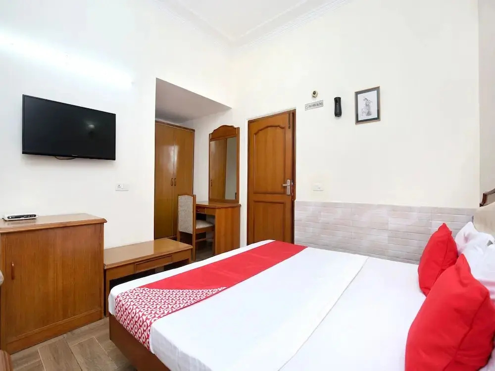 Hotel Paras By OYO Rooms