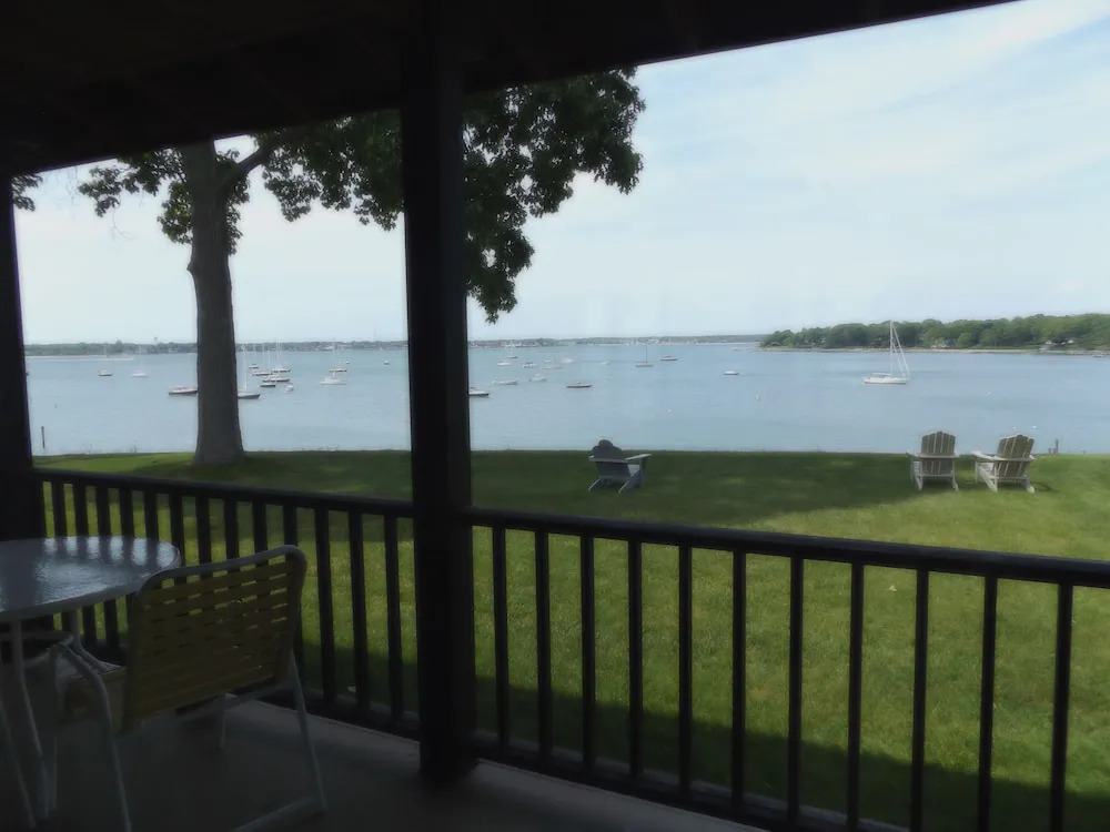 Dering Harbor Inn