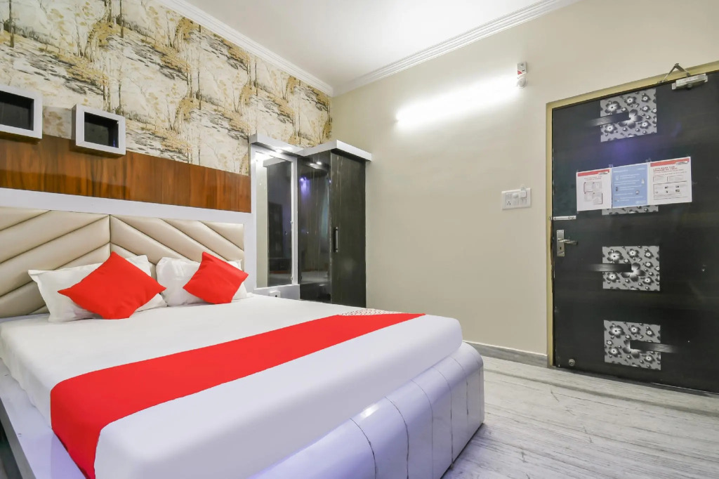 OYO 79796 Hotel Royal Inn