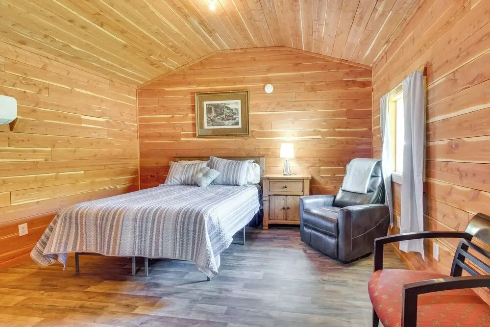 Half-mi to Bull Shoals Lake Access: Anglers Cabin