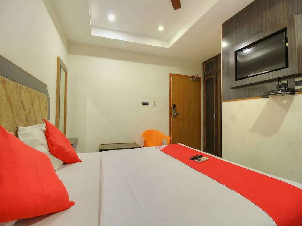 OYO 15948 Hotel Srees
