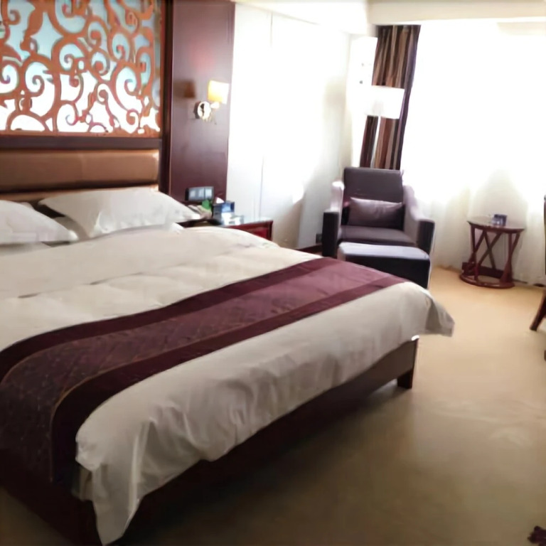 Yuebanwan Hotel (Fat Donglai at Xuchang Railway Station)