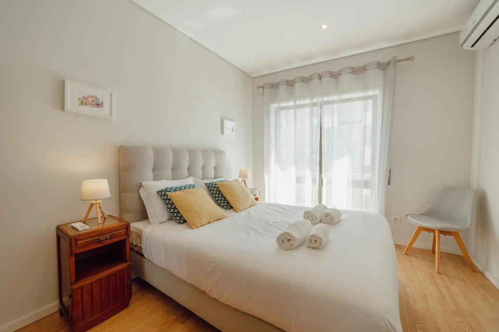 Downtown Design Apartment With Balcony